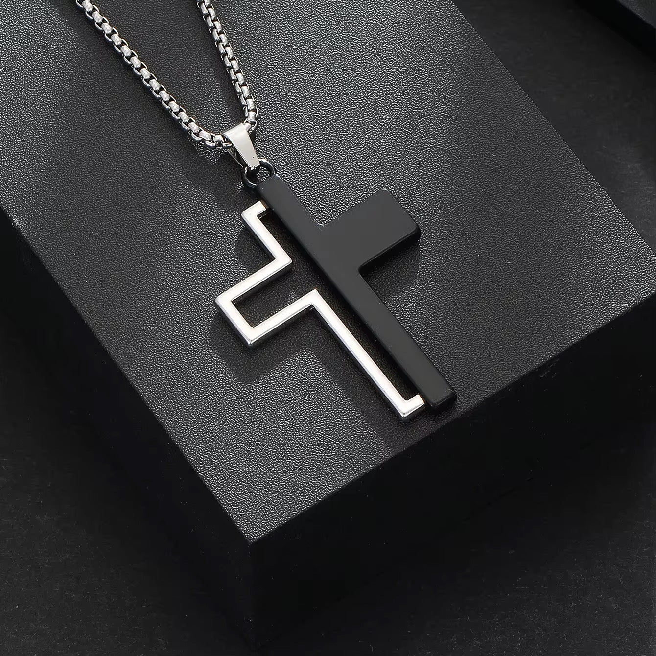 COLLAR CRUZ NEGRO CON PLATEADO