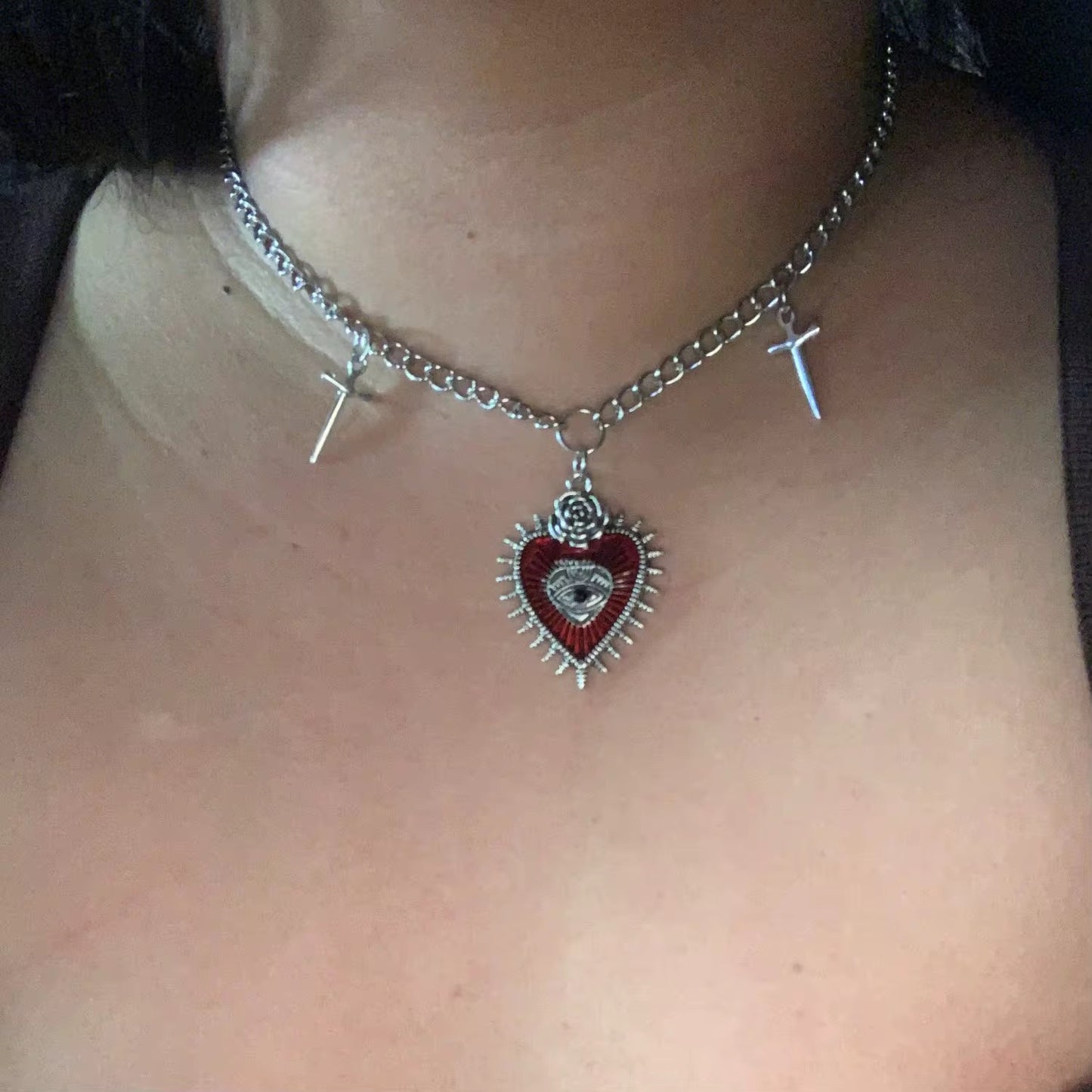 COLLAR CORAZON OJO ROJO