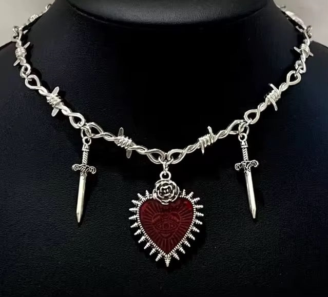 COLLAR ESPINAS ESPADA CORAZÓN OJO