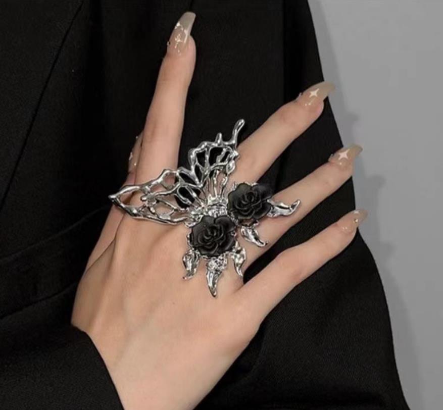 ANILLO MARIPOSA ROSAS NEGRAS