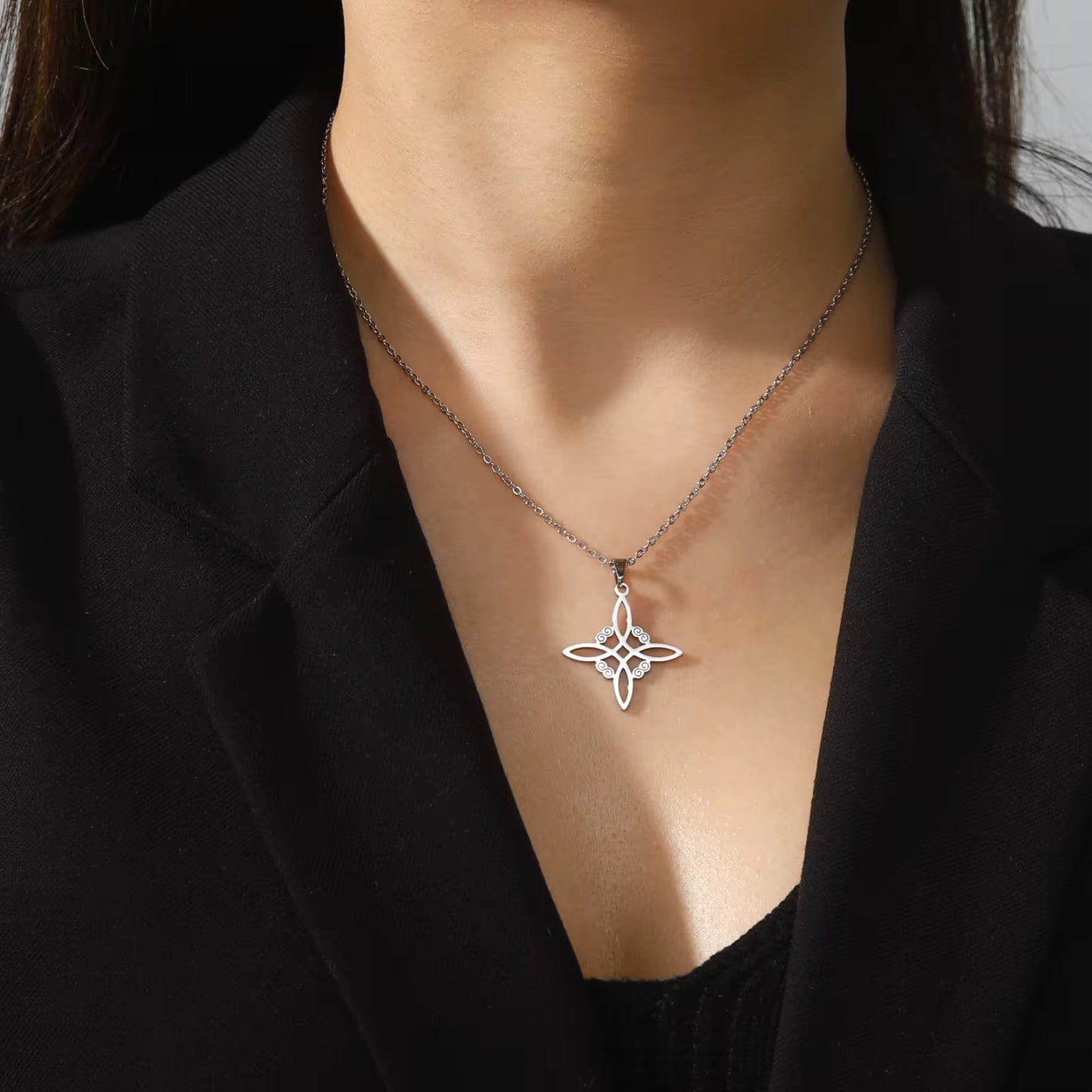 COLLAR NUDO DE BRUJA