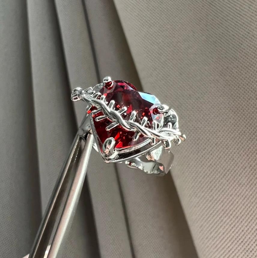 ANILLO CORAZÓN ESPINAS ROJO
