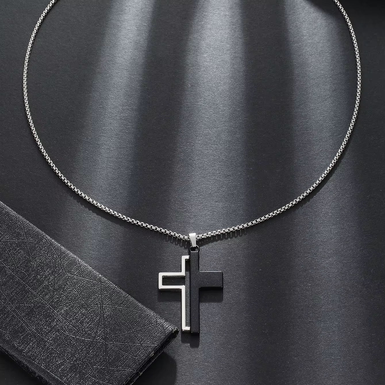 COLLAR CRUZ NEGRO CON PLATEADO