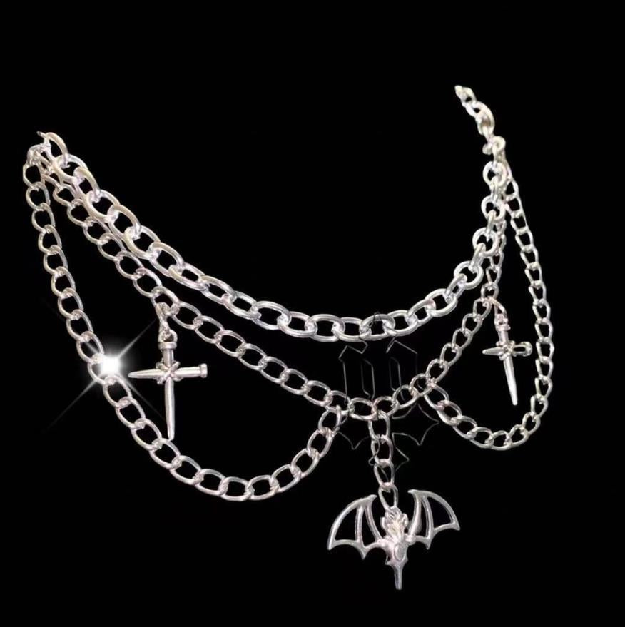 COLLAR TRIPLE CADENA MURCIELAGO