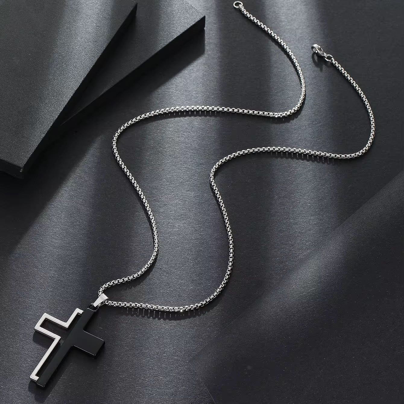 COLLAR CRUZ NEGRO CON PLATEADO