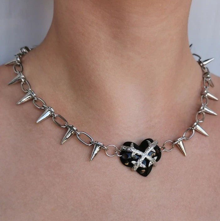 COLLAR PÚAS CORAZÓN NEGRO