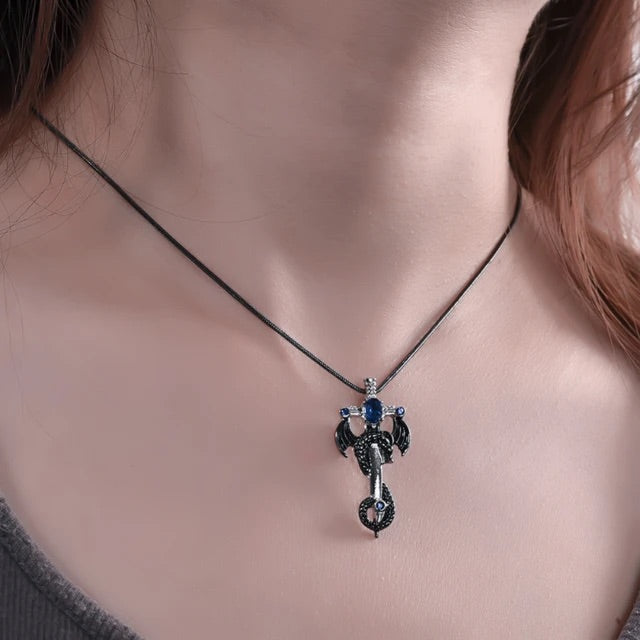 COLLAR CRUZ DE DRAGON PIEDRA