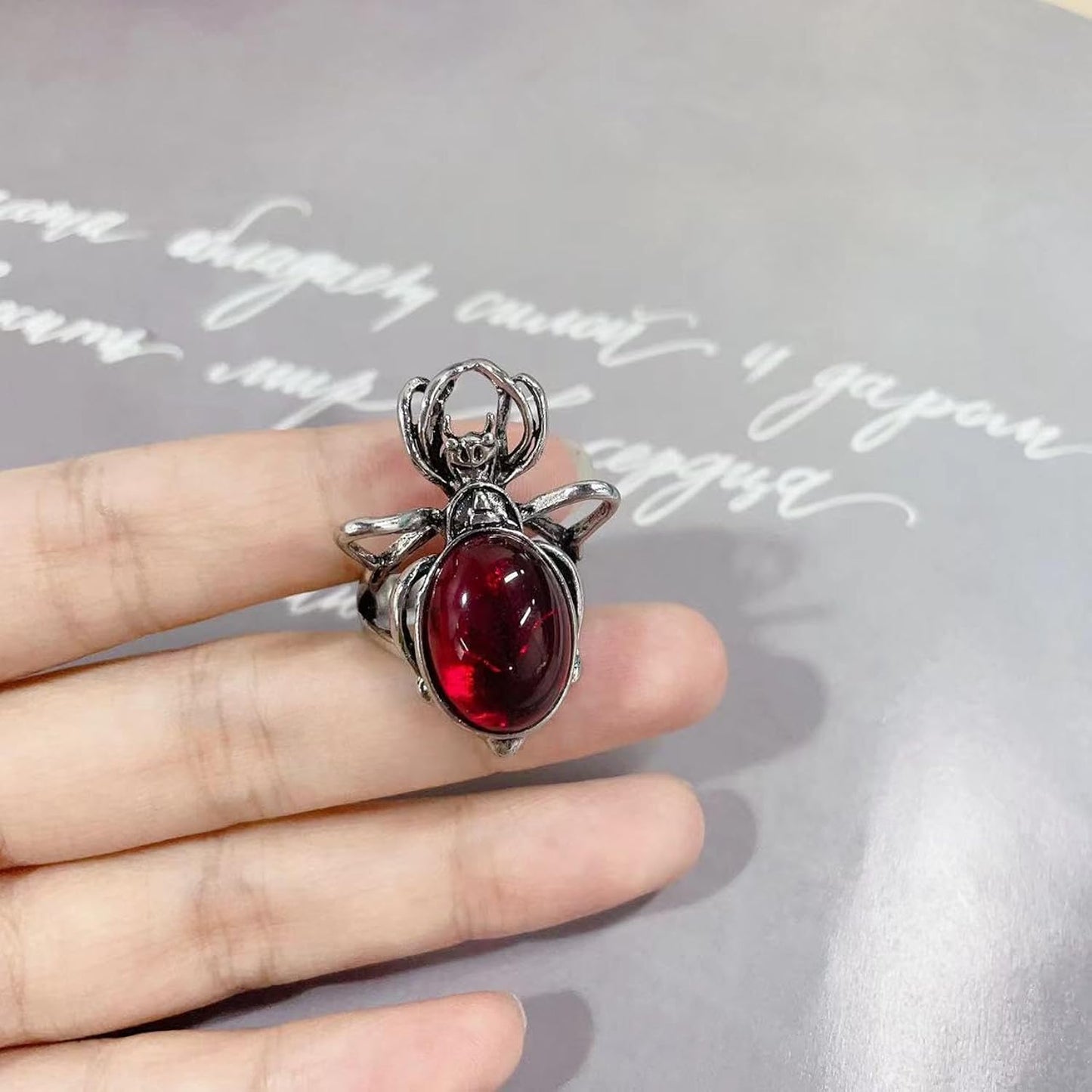 ANILLO ARAÑA PERLA ROJA