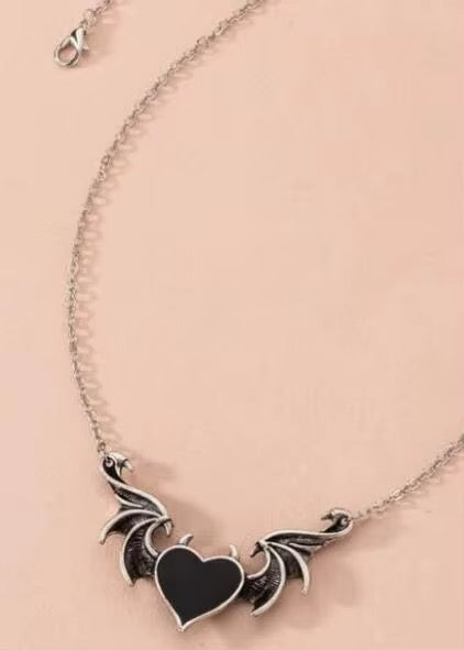 COLLAR CORAZÓN ALAS