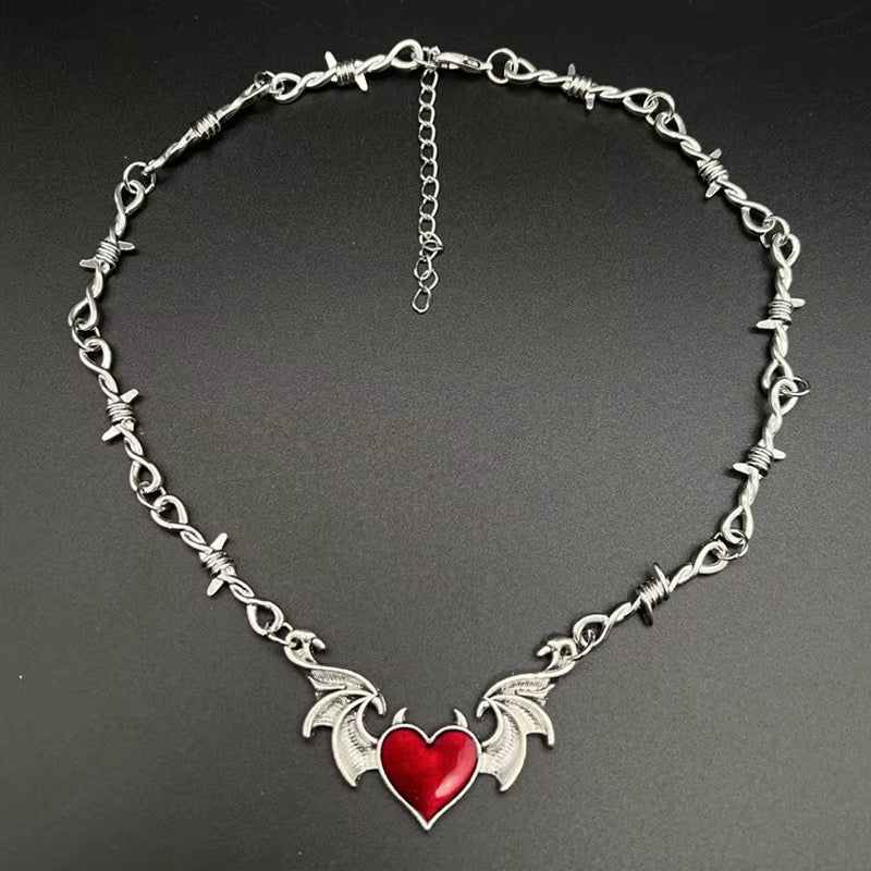 COLLAR ESPINAS CORAZÓN ALAS