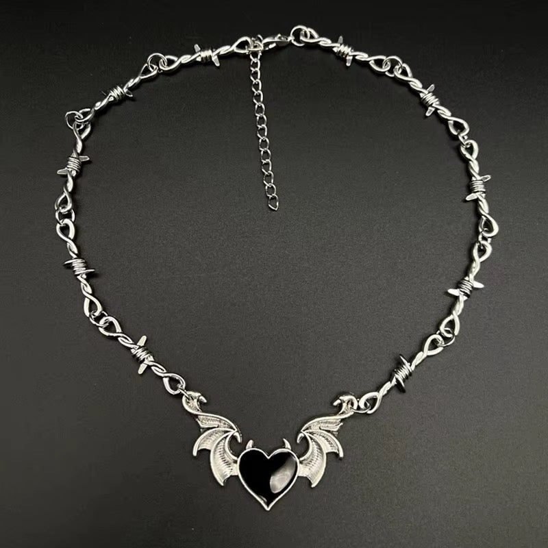 COLLAR ESPINAS CORAZÓN ALAS