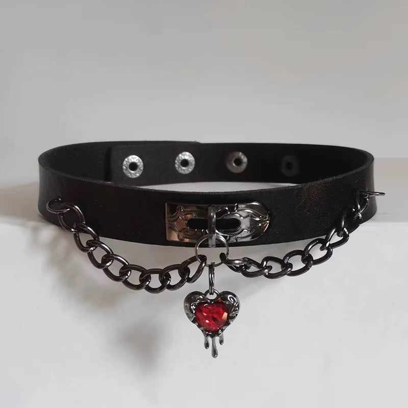 CHOKER CUERINA CORAZÓN ROJO